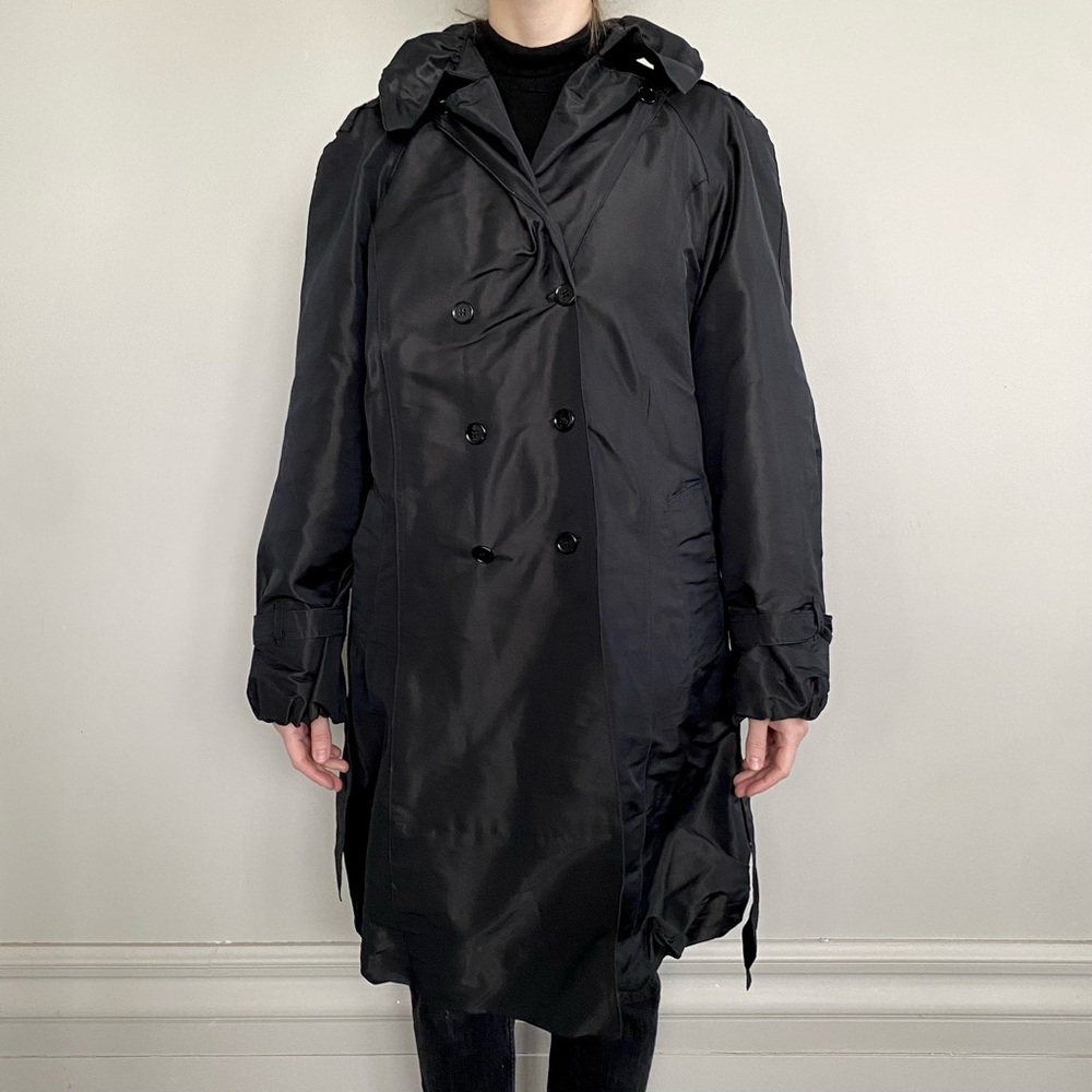 Authentic vintage Y2K Dolce & Gabbana windbreaker trench coat. 🖤
